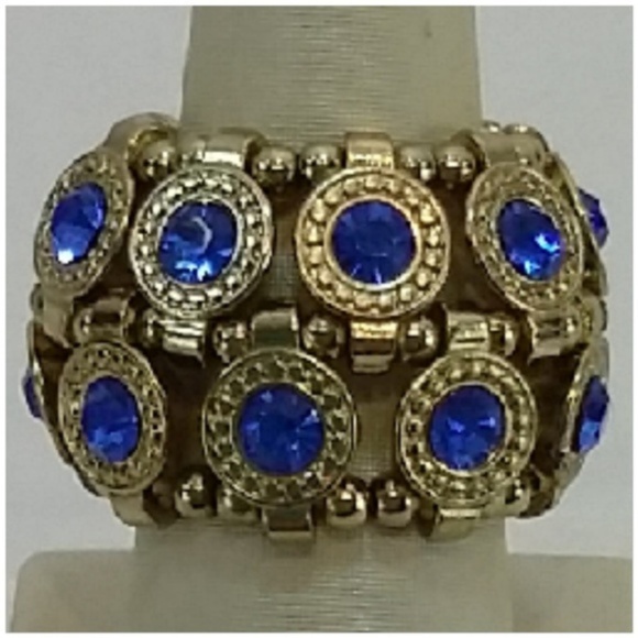 Jewelry - Multi Stone Ring. Goldentone band.